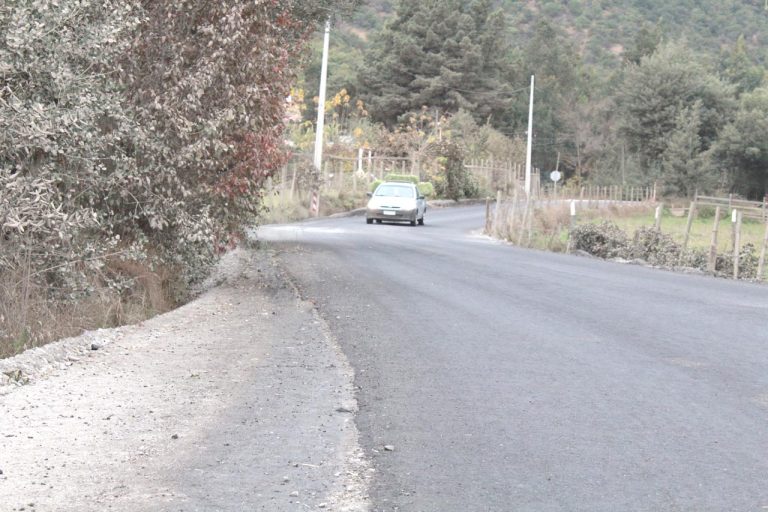 Tras protesta por mal estado de los caminos pavimentan carretera Arco Oriente de Pelarco