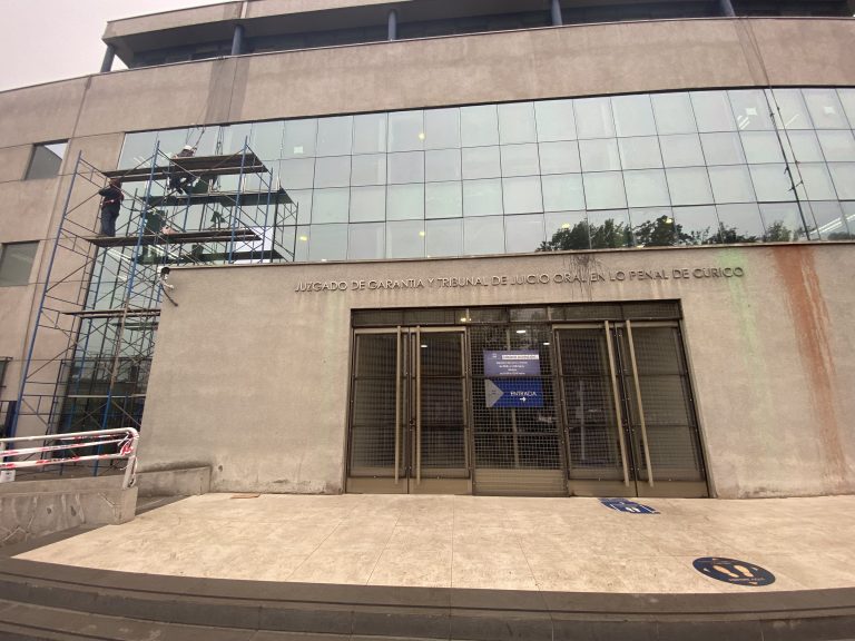 Concretan trabajos de reposición de cristales en fachada de edificio que reúne tribunales penales