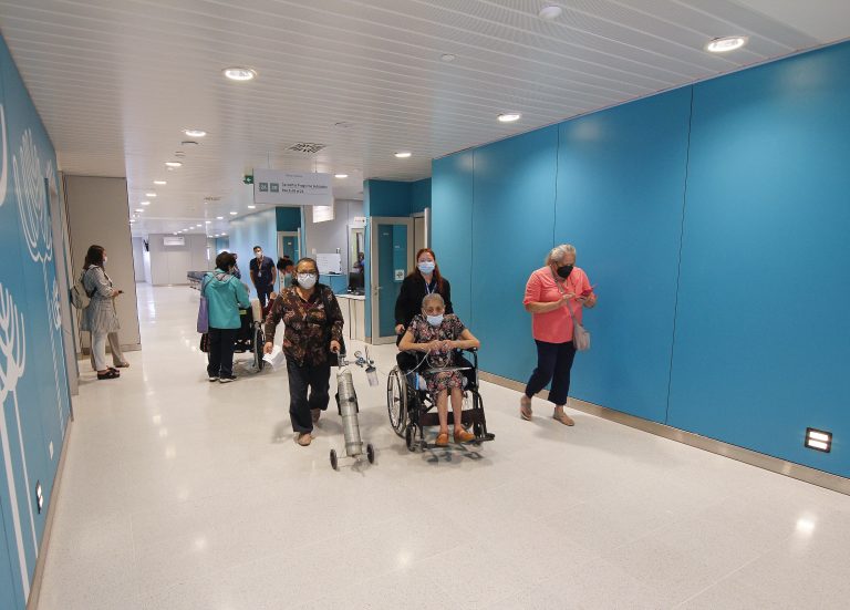 Desde hoy lunes dos servicios se suman a nuevo Hospital de Curicó
