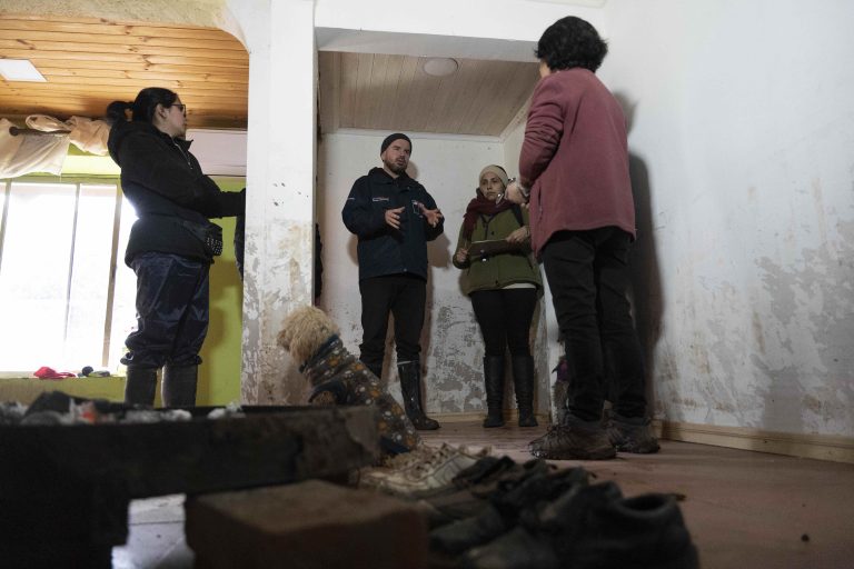 Ministro Giorgio Jackson visitó a damnificados en la costa curicana