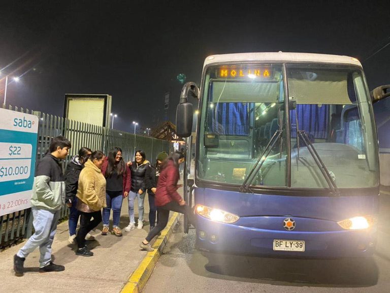 Municipio de Molina implementa bus de traslado gratuito para estudiantes nocturnos