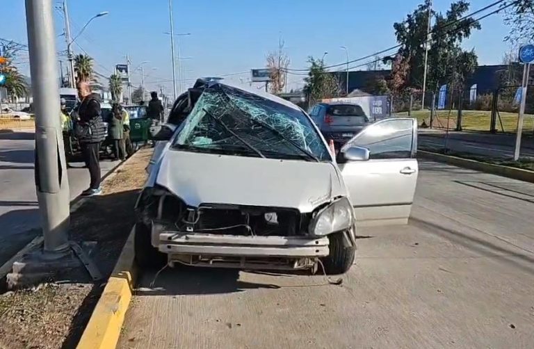 Mujer fallece tras choque de vehículo con un poste