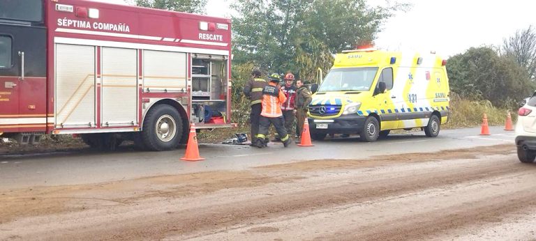 Conductor fallece al volcar y caer a canal de regadío