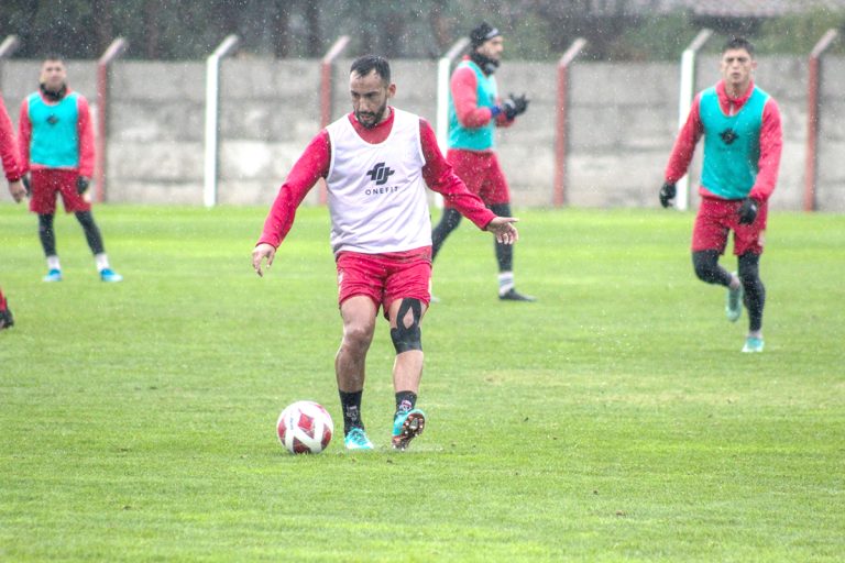 Profesionales entrenan y juveniles juegan
