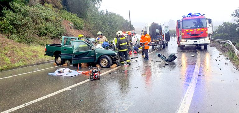 Tres víctimas fatales deja choque frontal entre camión y camioneta