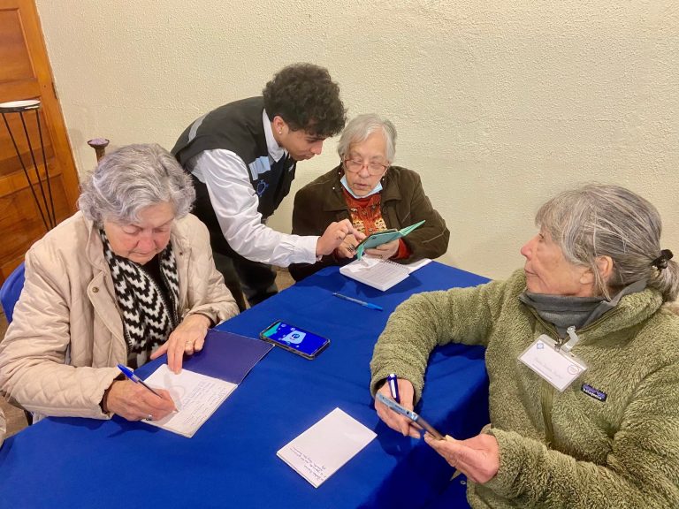 Estudiantes trabajan para acortar brecha digital de adultos mayores