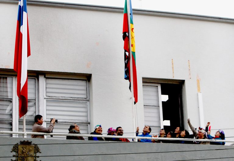 Con izamiento de bandera se celebró el Día de los Pueblos Originarios