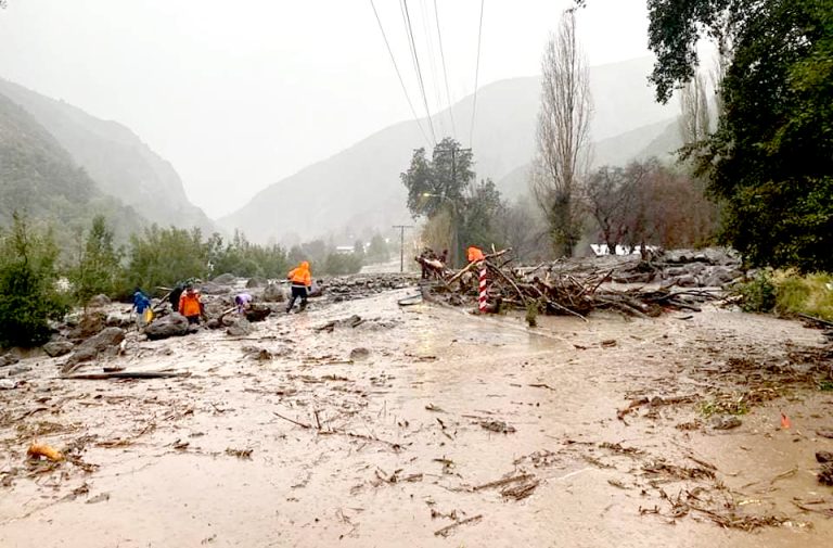 Comunidades aisladas, cortes de caminos, aluviones y desborde de cauces provoca intenso sistema frontal