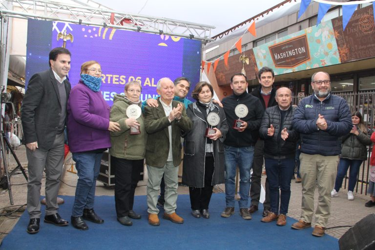 Emblemáticos comerciantes curicanos reciben premio a la trayectoria “Mónica Donoso”