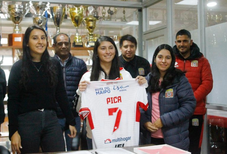 Curicó Unido: Vanessa Riquelme es la primera mujer contratada como jugadora profesional