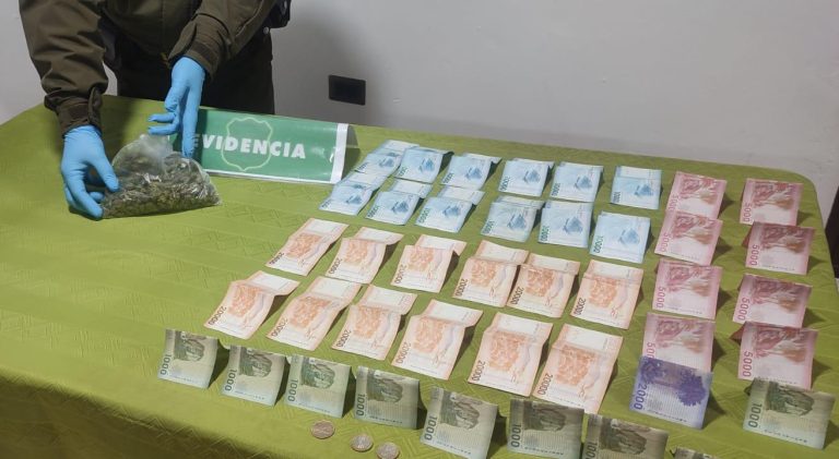 Sorprenden a pasajero de micro con droga