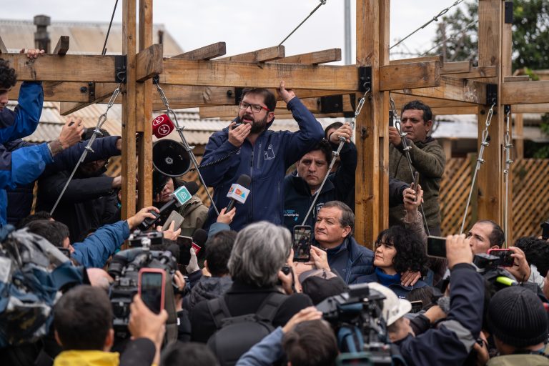 Presidente aseguró que no dejará solos a los vecinos de Licantén