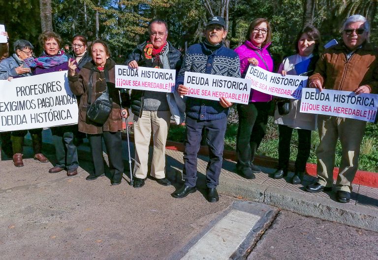 Profesores jubilados se manifiestan por “Deuda Histórica”