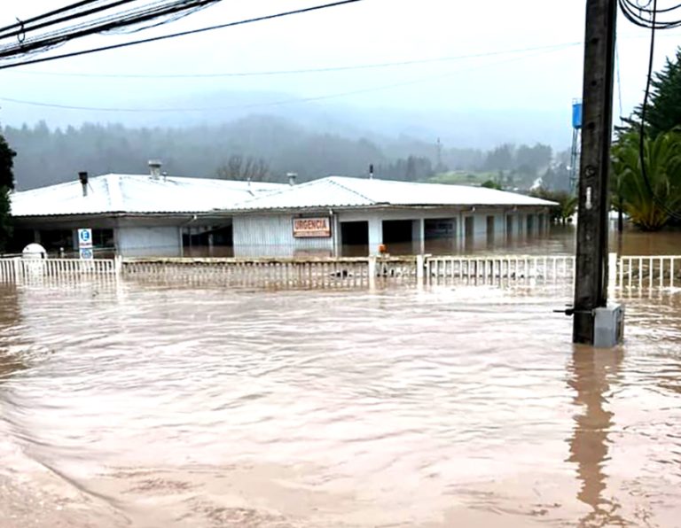 Licantén quedó bajo el agua tras el desborde del río Mataquito