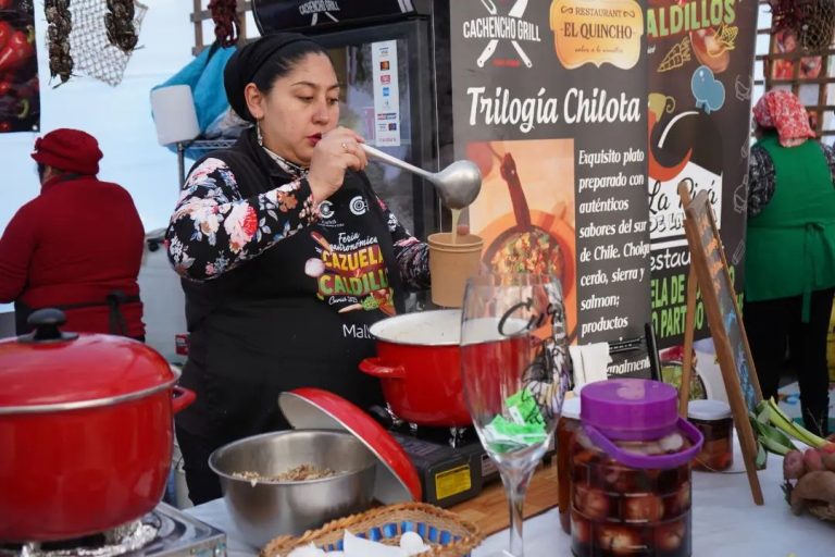 Con un sello solidario: Cazuelas y Caldillos continúa en plena Alameda