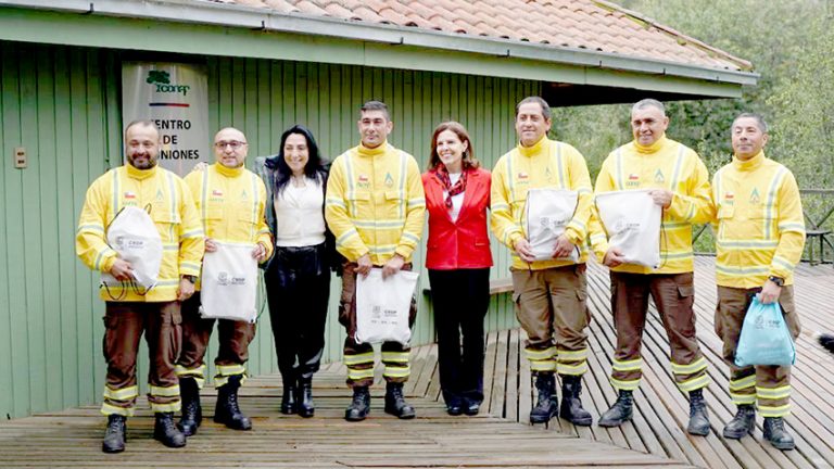 Brigadistas maulinos que combatieron incendios forestales en Canadá recibieron reconocimiento