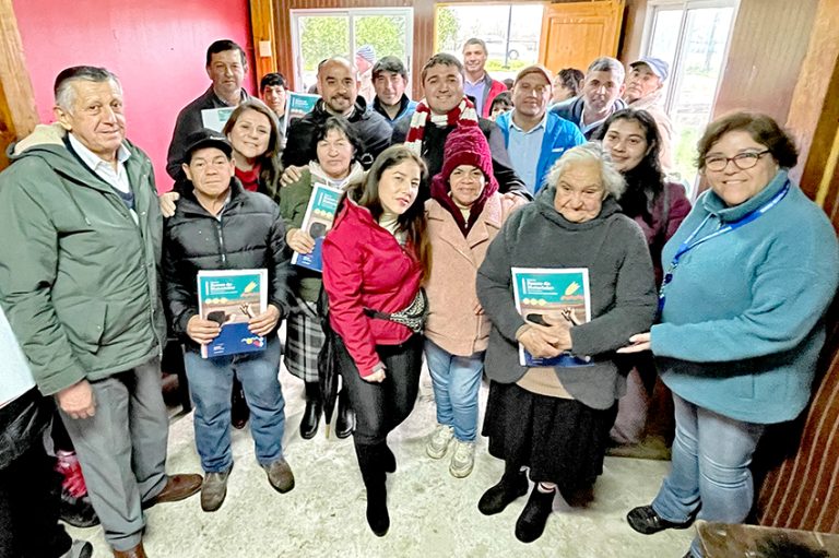 Primeras familias recibieron tarjeta para compra de materiales del Minvu