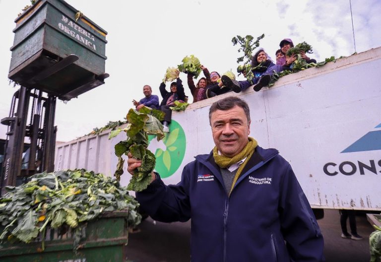 Despachan hacia Licantén forraje para alimentar a animales