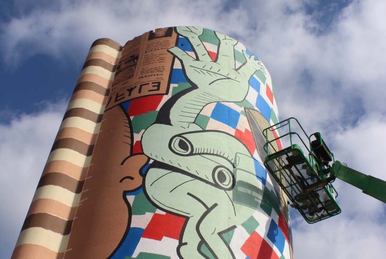 Transforman abandonados silos en gigantescas obras