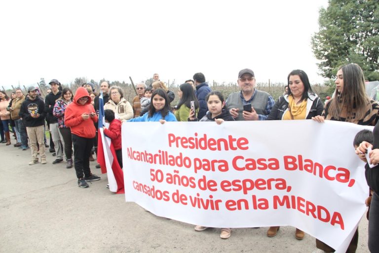 Vecinos de Casa Blanca protestaron por “histórica” falta de alcantarillado