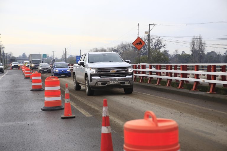 Habilitan para tránsito vehicular una pista en reparación del puente Lircay