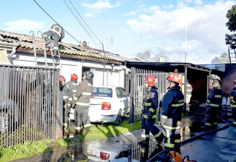 Rápido actuar de Bomberos evitó que incendio se propagara a establecimiento educacional