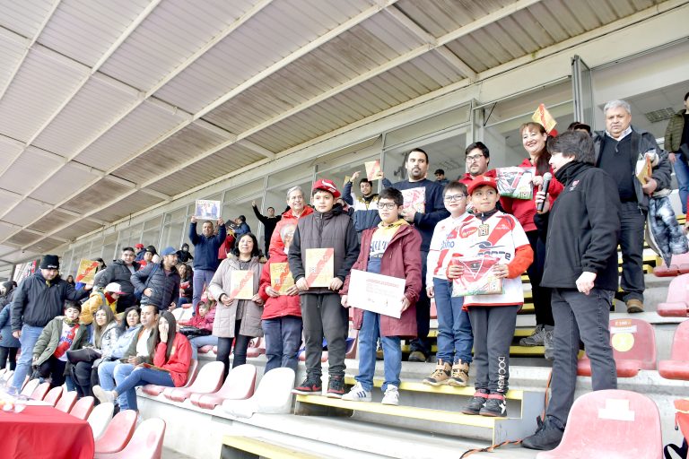 Aplaudido sorteo del álbum de los 50 años de Curicó Unido