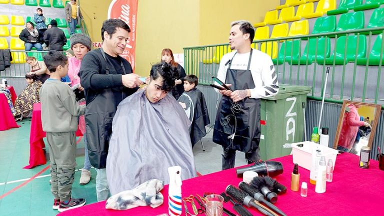 Más de 120 escolares recibieron corte de pelo gratuito en Molina