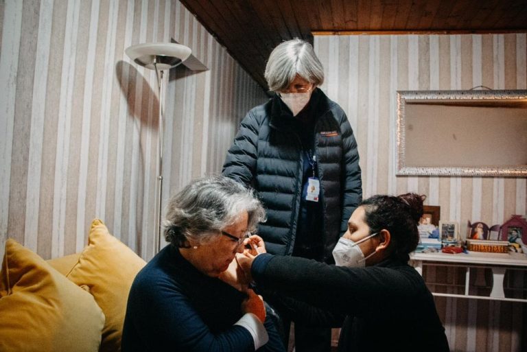 Preocupan bajas cifras de vacunación contra la influenza en adultos mayores y embarazadas