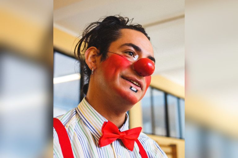 Payaso “Papanatas” invita a comunidad a reírse y jugar