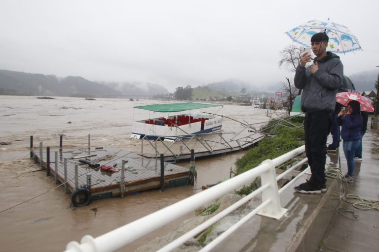 Desborde del río Maule y corte de agua marcan la emergencia en Constitución