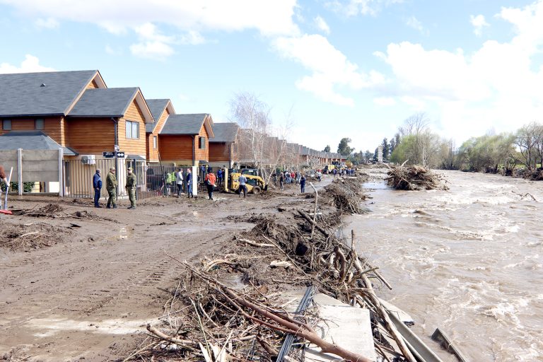 Comenzaron labores de limpieza en casas inundadas en Parque Zapallar