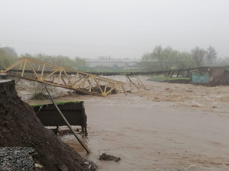 Aumento del caudal del río Guaiquillo genera desplome de puente ferroviario