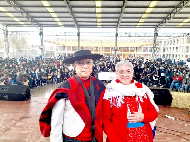 Presentación del dúo Rosa Colorada en el Día del Folklore