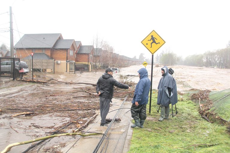 Decenas de familias fueron evacuadas tras el desborde del estero Guaiquillo