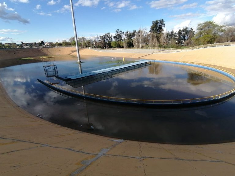 Con motobomba extraen el agua del inundado velódromo Manuel Gallardo