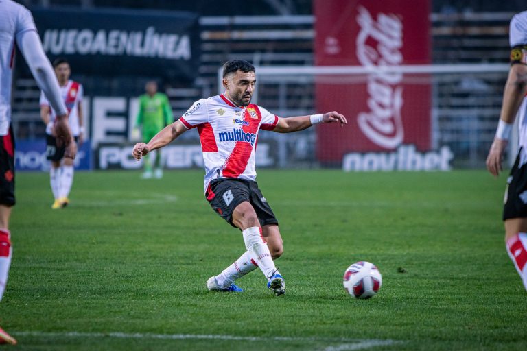 Entran a la cancha en zona de descenso