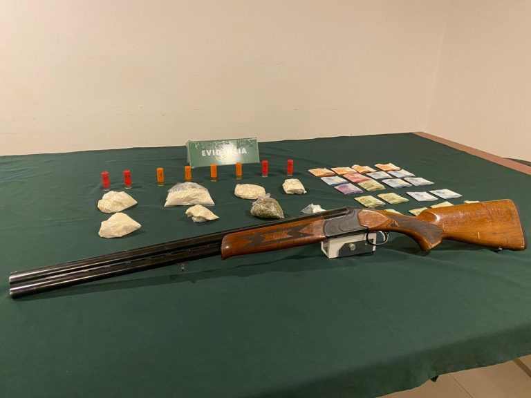 Cuatro detenidos por porte de droga y armas de fuego