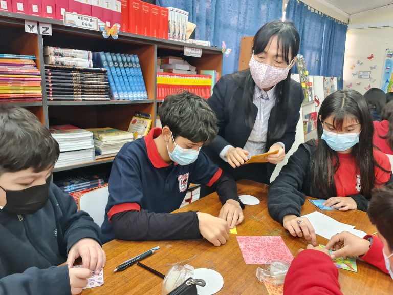 Visita cultural japonesa engalana al colegio Japón
