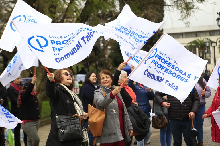 Profesores movilizados votan hoy sobre la respuesta del Mineduc