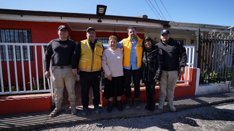 Viuda de carabinero curicano recibe ayuda del municipio de La Florida