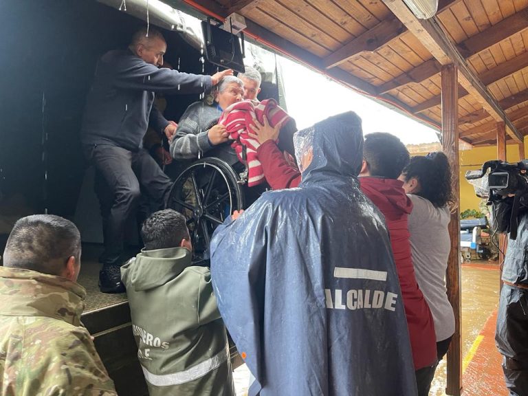Adultos mayores fueron evacuados en Los Niches