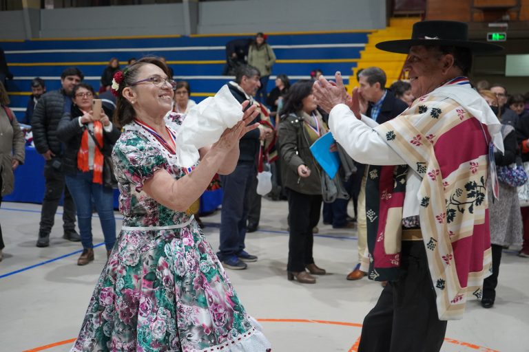 Marta Manríquez y Jorge Valenzuela ganaron el Campeonato Comunal de Cueca del Adulto Mayor