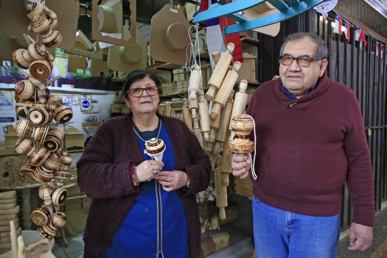 El trompo y el emboque se hacen un espacio entre los smartphones