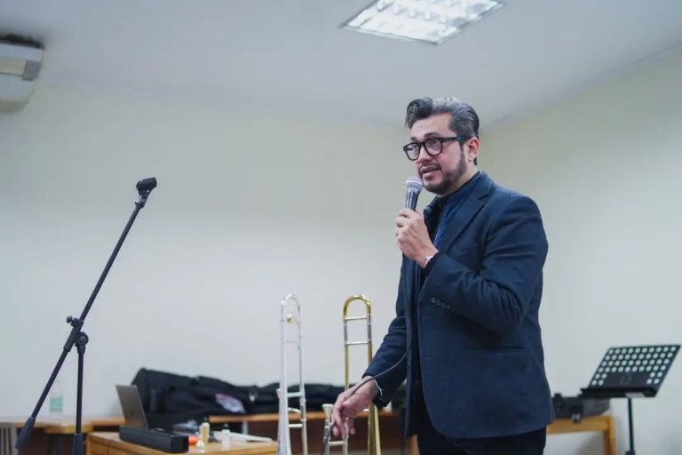 Destacado instrumentista Alex Carballo ofreció clase magistral a jóvenes talquinos