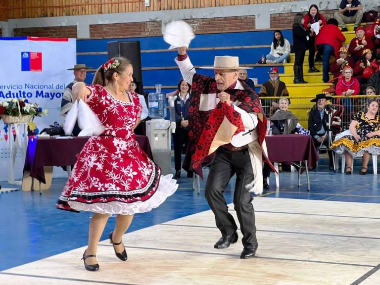 Pareja de Molina gana Campeonato Regional de Cueca del Adulto Mayor