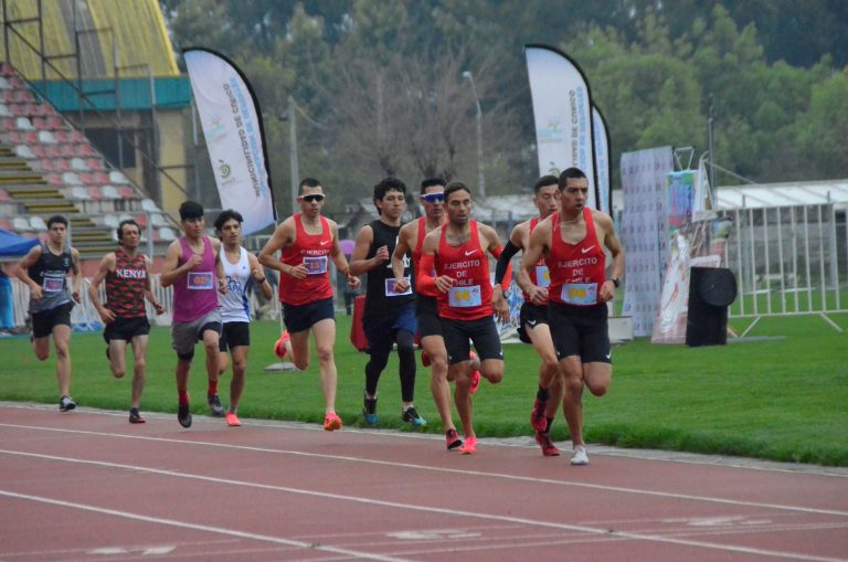 Bajo la lluvia atletas animaron III Meeting “Alejandra Ramos”