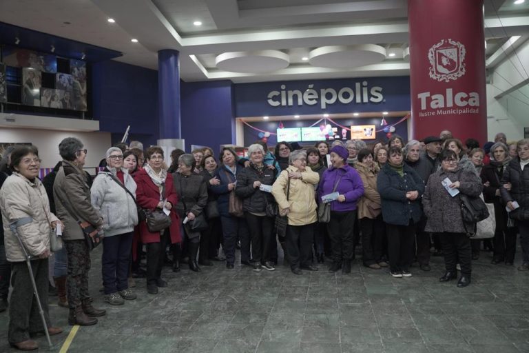 Adultos mayores asisten a exhibición de documental