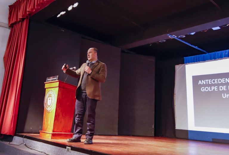 Historiador planteó la necesidad de no repetir errores del pasado