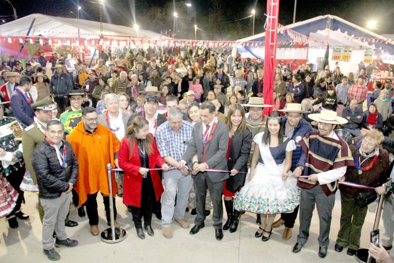 Con las tradicionales fondas y ramadas populares comenzó celebración en Curicó